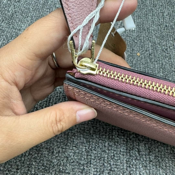 100% Authentic Burberry Leather Wallet - Picture 8 of 15